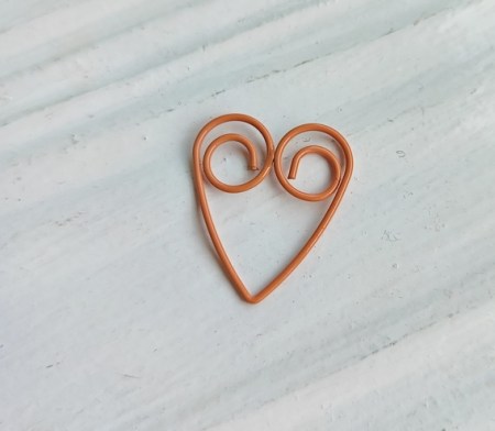 Декоративная скрепка "Сердце" оранжевое, высота 2.5 см., купить - БлагоЛис